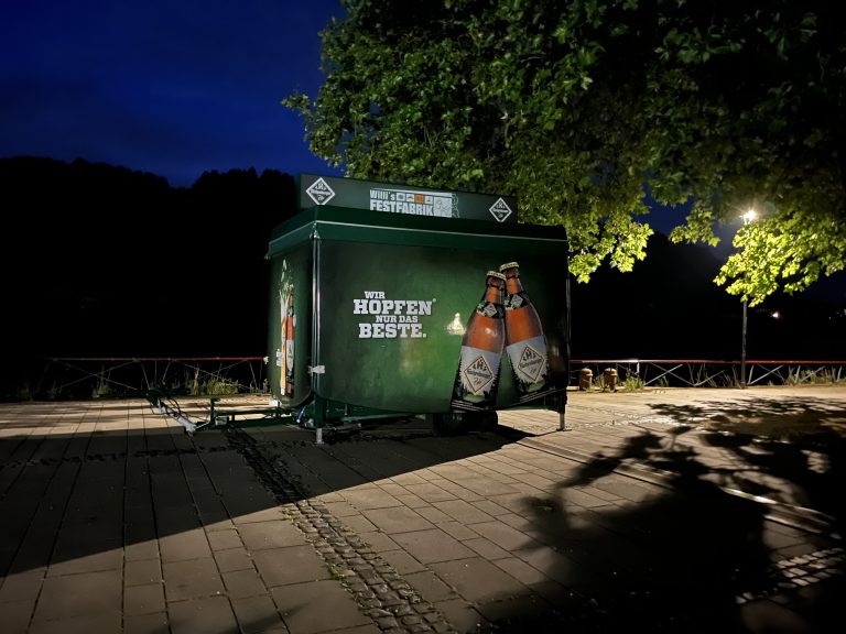 Das Bild zeigt ein Hachenburger Bierwagen in Andernach am Rhein. Dort verkauft die Bäckerjungen-Bazis Bier während das Fest der 1000 Lichter in Andernach